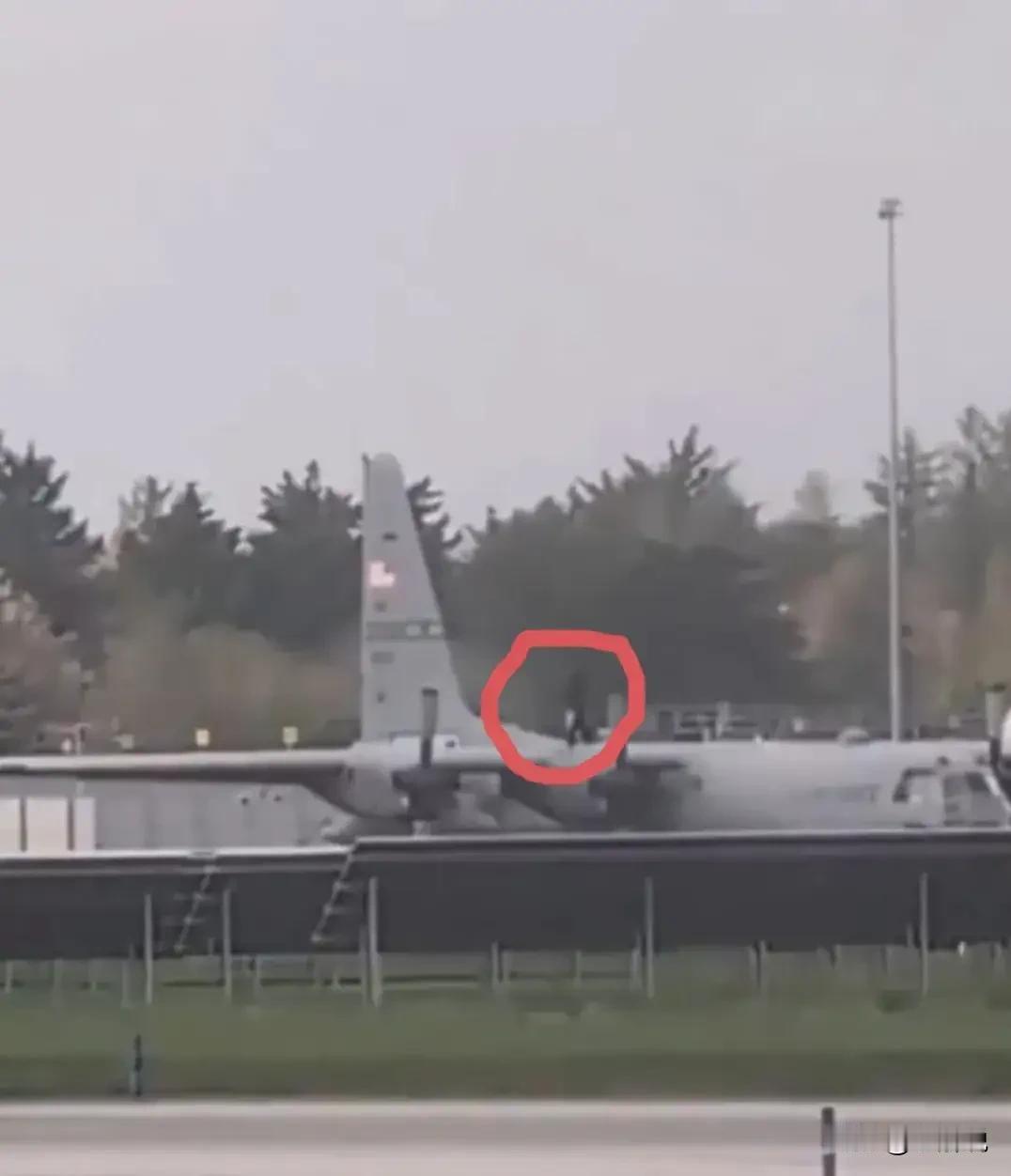 一把斧头砸烂7500万美元的美国军机，美国霸权最后的遮羞布被砸得稀碎。4月11日