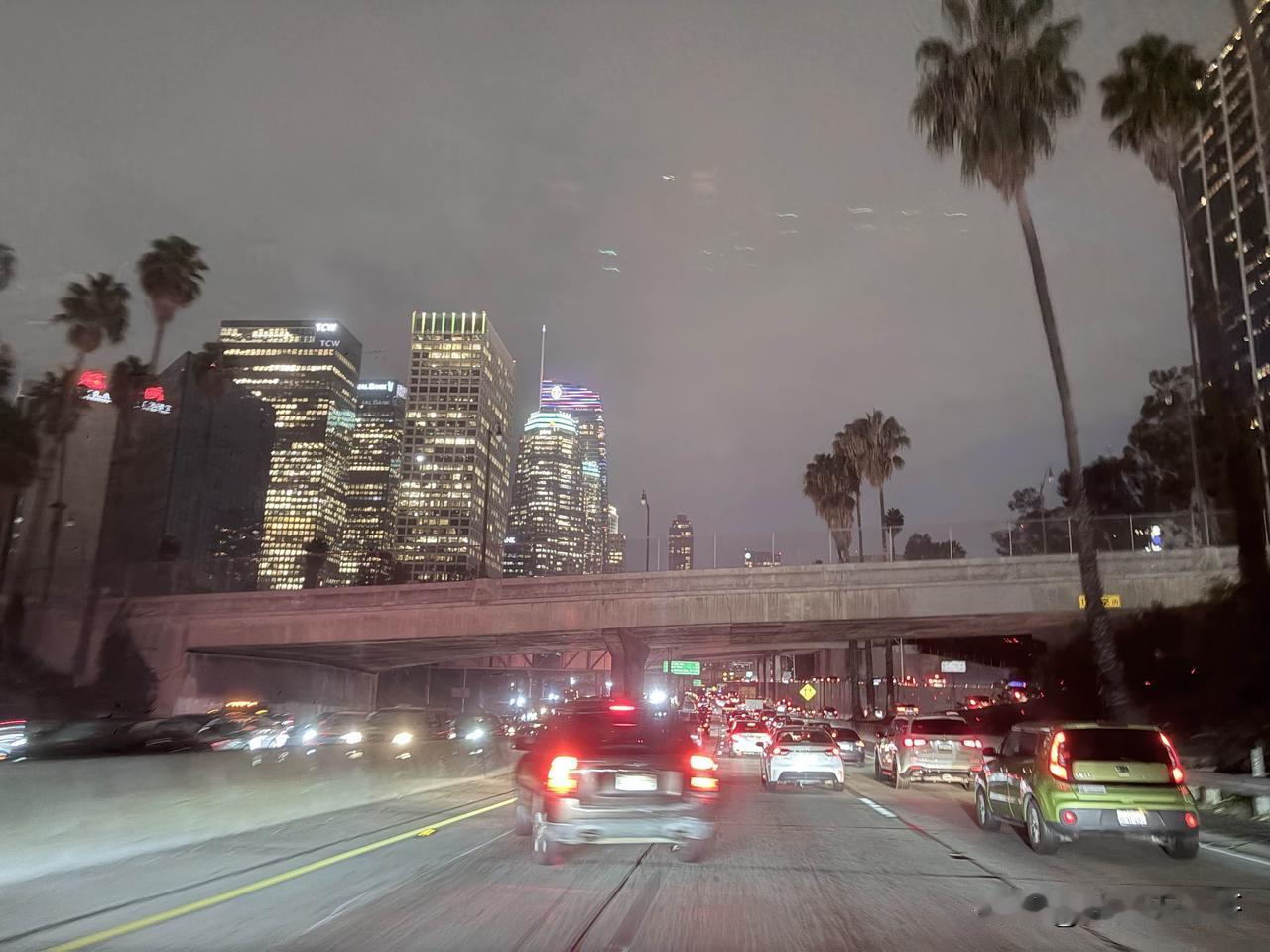 洛杉矶流浪汉大变迁

  不少自媒体很喜欢去洛杉矶最著名的7街和中央大街拍流浪汉