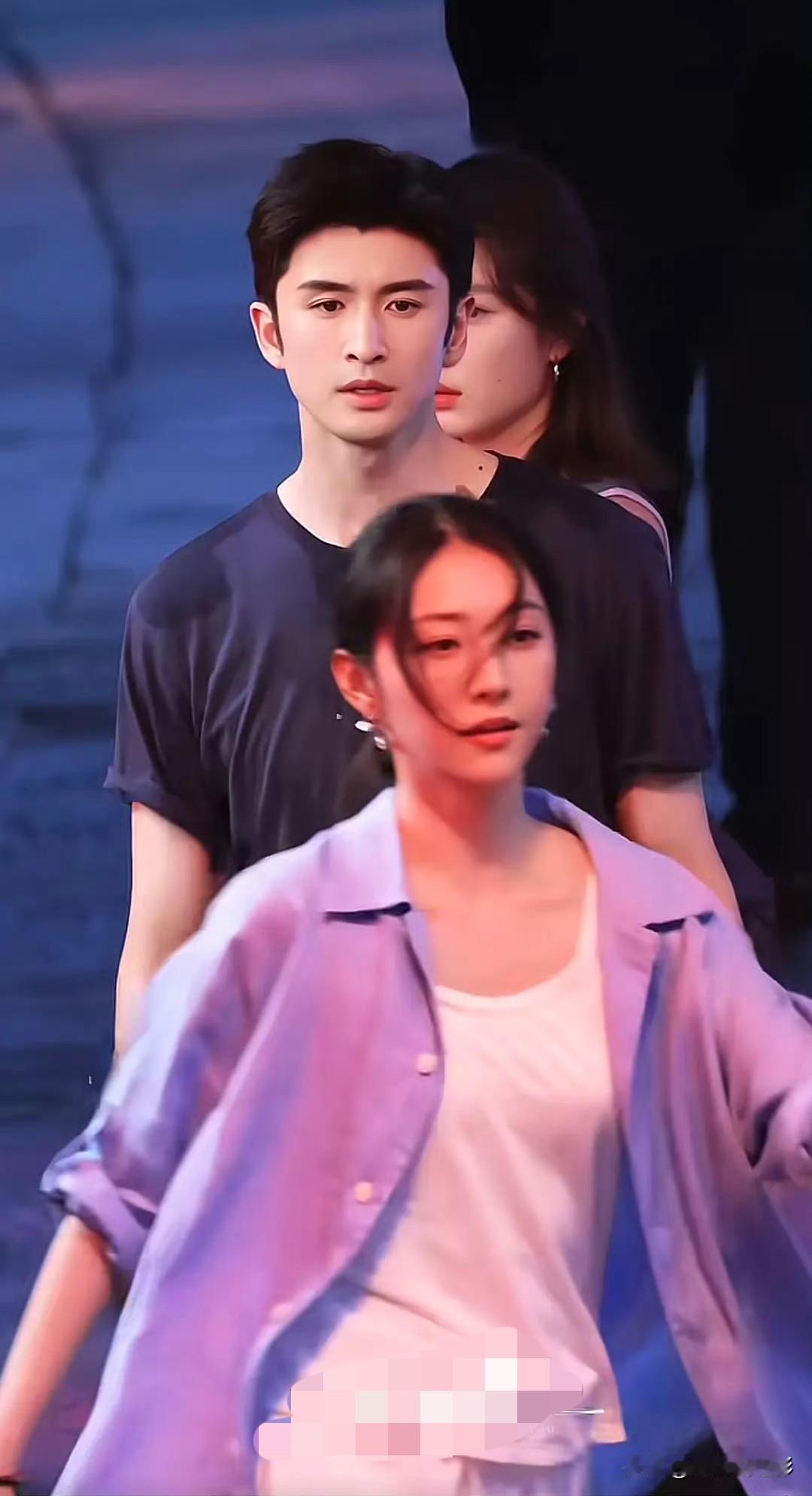 张云龙、孙千主演新剧《月下烟火》片场路透流出，剧中女配陈昊蓝身处画面最前方，造型