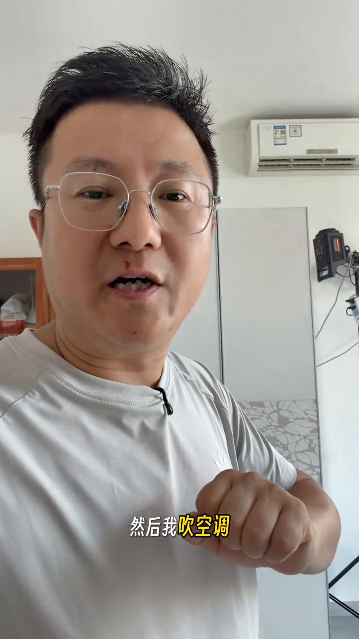 聊天：给猫咪吹空调。
聊个天，夏天给猫咪吹空调的时候尽量别开的太低了，因为有时候