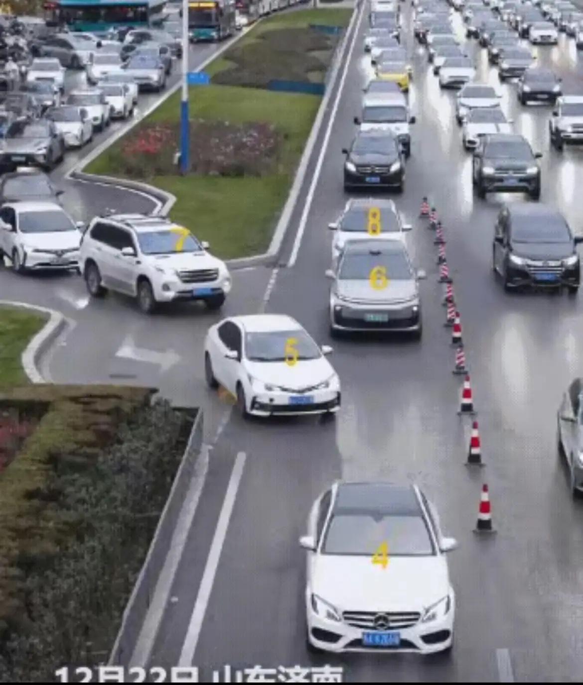 济南某高峰期路口，司机“拉链式”交替通行，左一辆，右一辆，互不争抢，依次并道，严