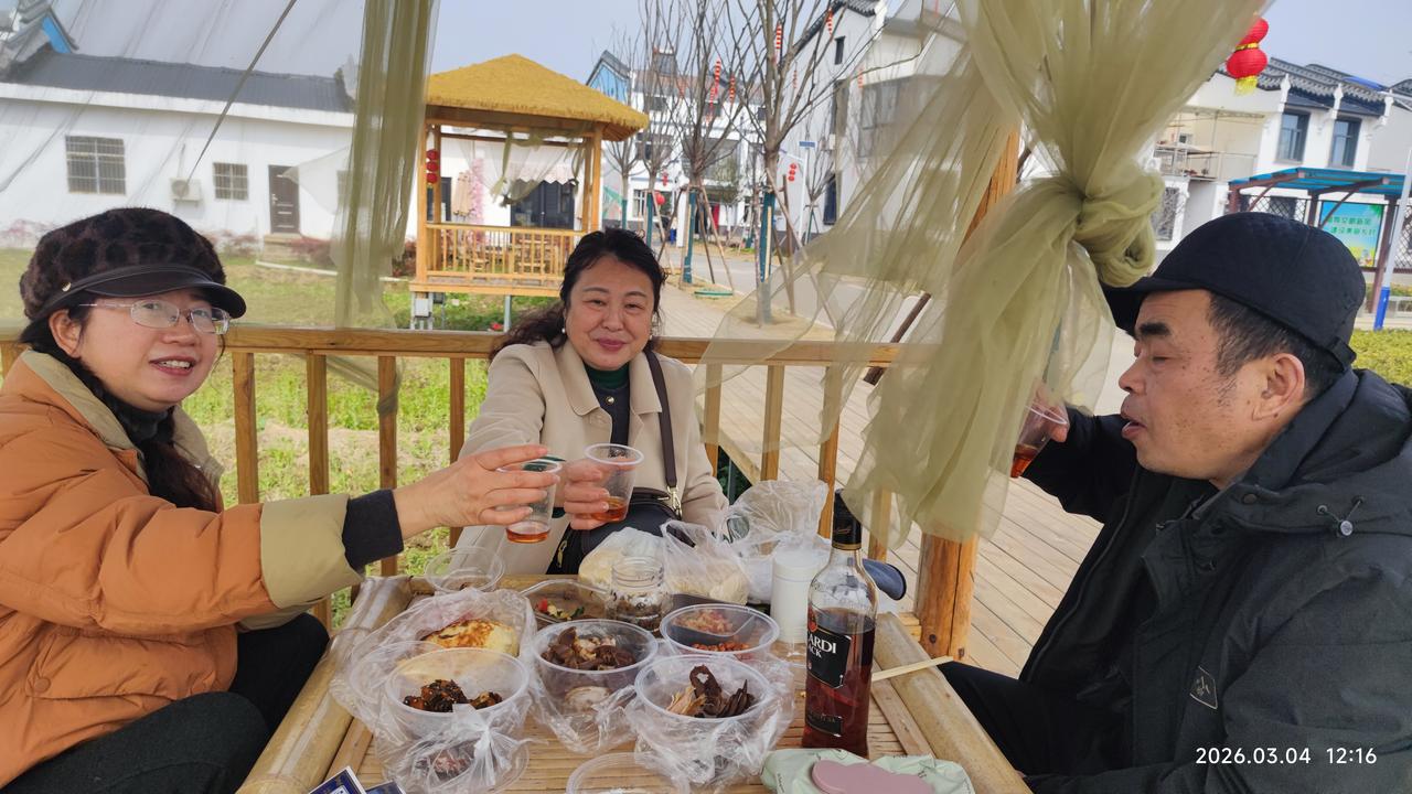 我觉得一个人是否能够感受到幸福，完全取决于当事人的心态，而并没有任何普遍的标准。