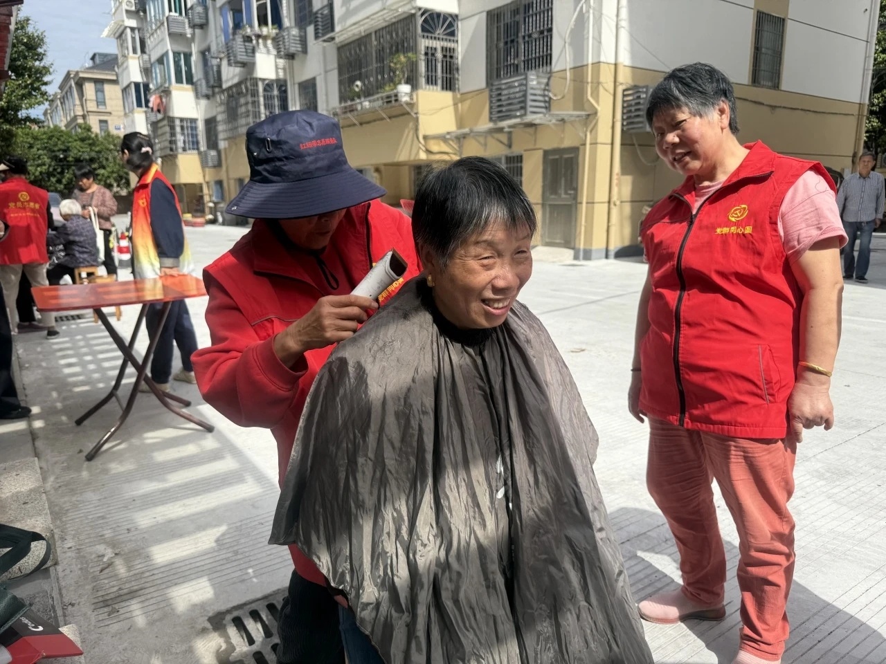宁波宁海一抹红纽带万千志愿情 “能为你们做事情，我很高兴。”宁波宁海社区流动便民