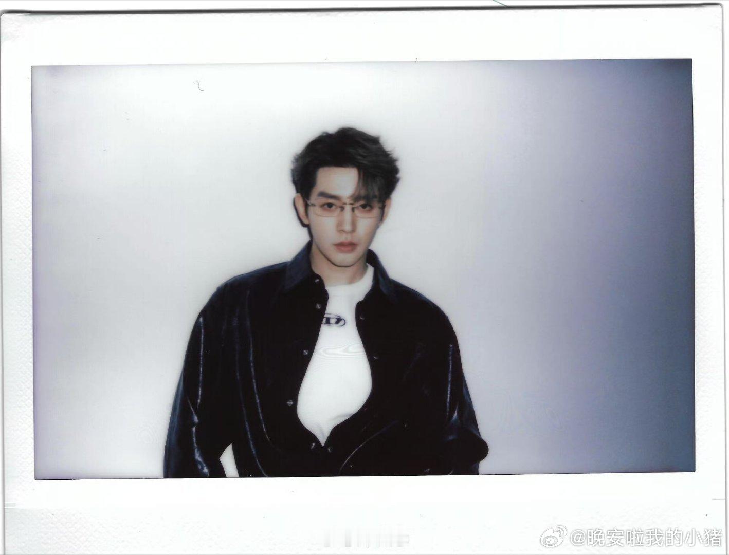 邓为黑框眼镜拍立得