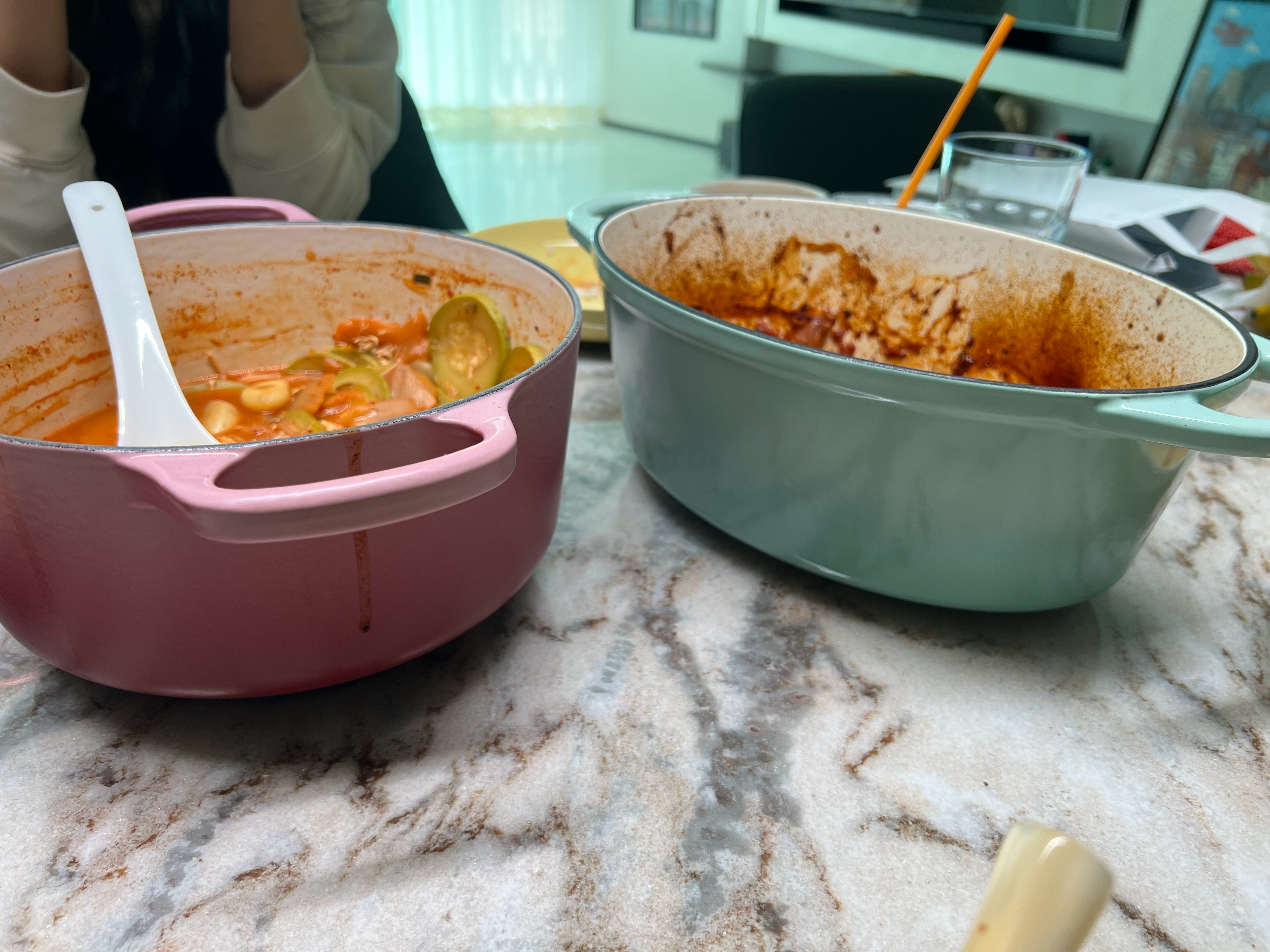 NIO Life的这个锅真的和左边这个两千多的原版毫无区别。而它可以用积分买，因