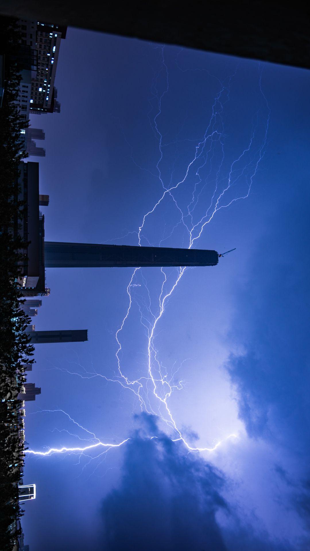 来感受一下天津雷暴的压迫感