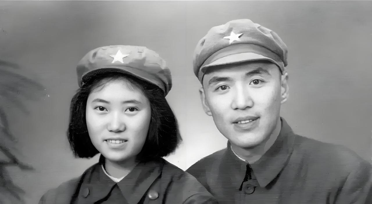 1981年秋天，苏北一个村庄的路口，站着一个头发全白的男人。

他穿着洗得发白的