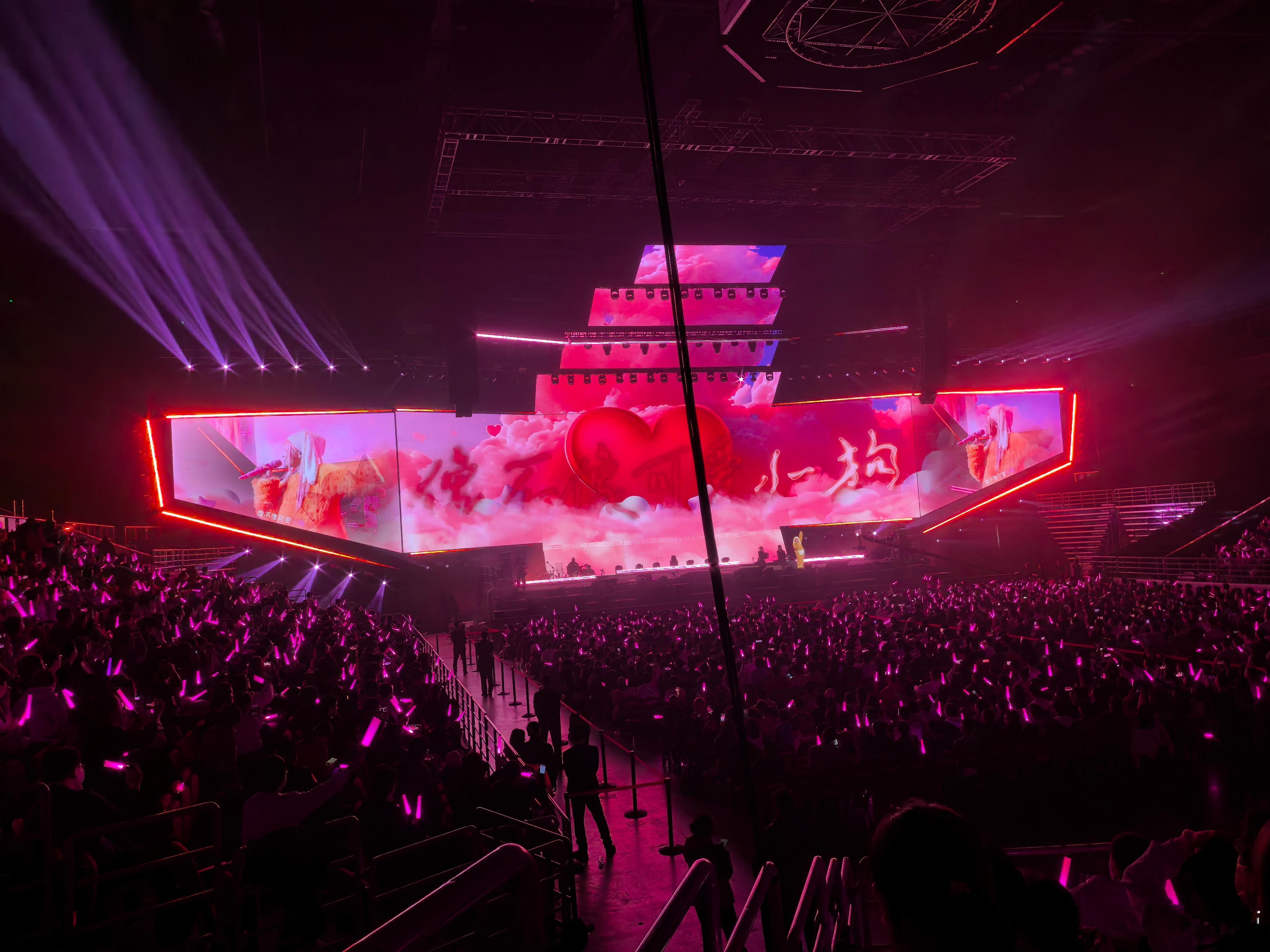 #黄霄雲北京演唱会#简直是圆梦之旅！的歌声似有魔力，如面包精灵带来甜蜜。大舞台上