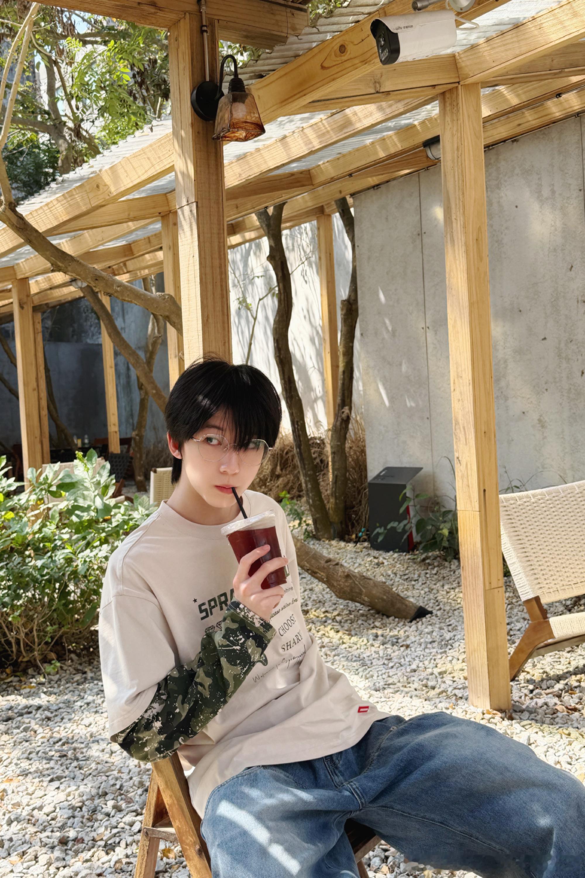 杨博文发微博了，手里还拿着娃娃🐻🐼 