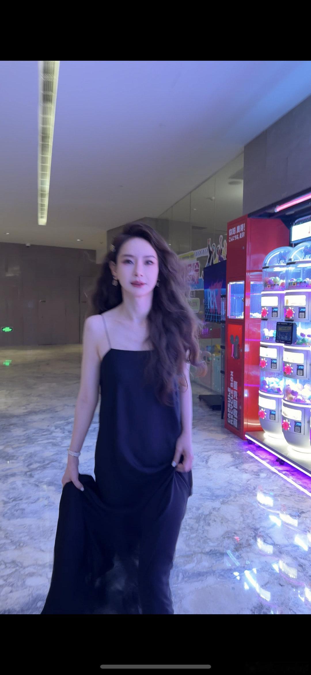 好久不见的演员戚薇，北影节红毯路透释出，领衔电影为我的心动买单饰演女主夏临，期待