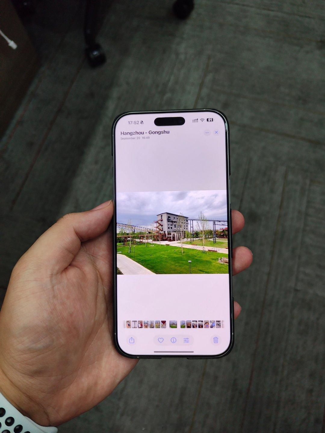 最近用iPhone 16 Pro Max，发现看照片的时候，HDR有概率加载错误