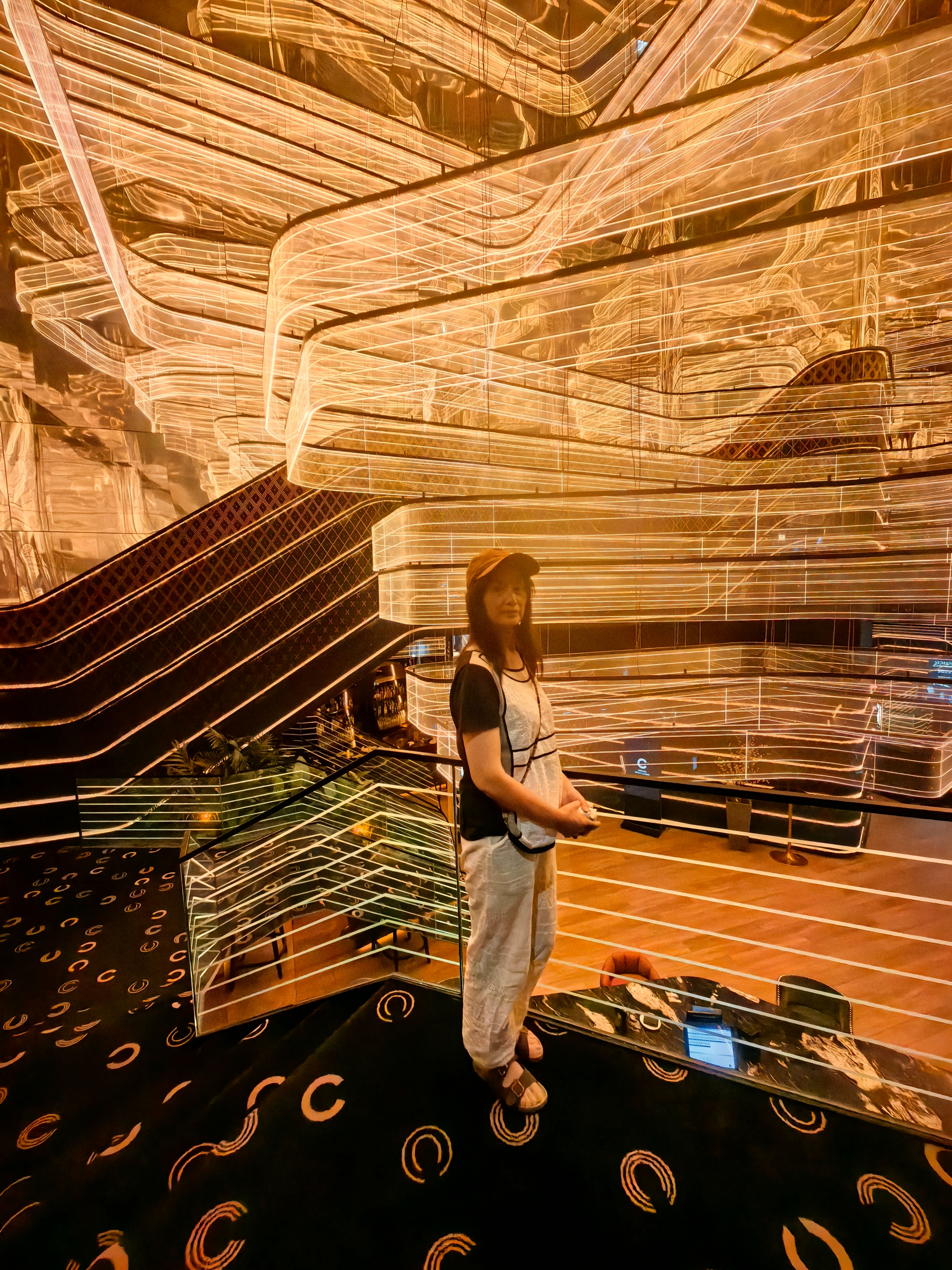 酒店果然与Casino浑然一体，但Casino很冷清，没有玩家。我们在里面转了一