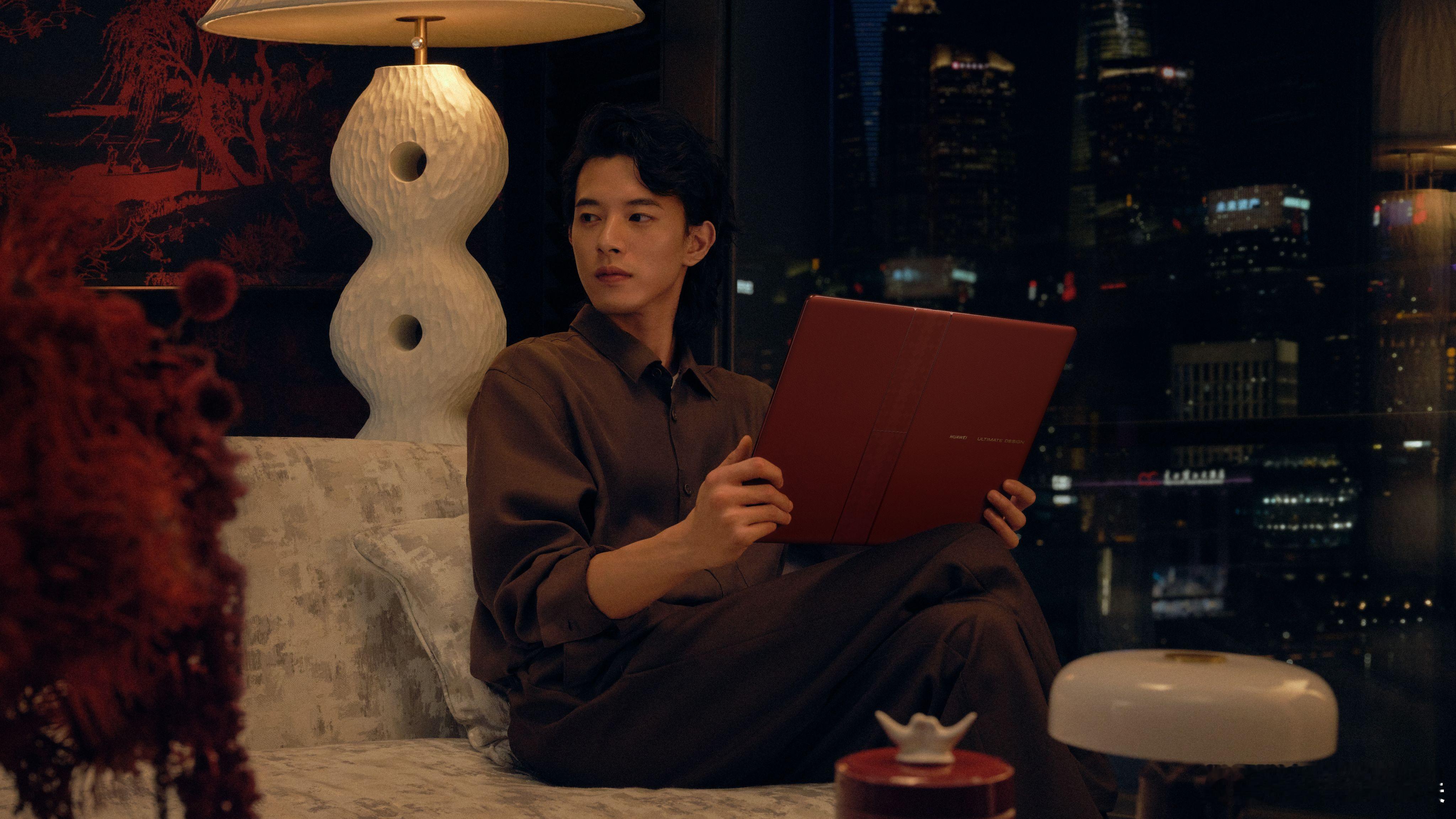 11月25日，华为MateBook Fold 非凡大师全新瑞红配色发布。本次全新