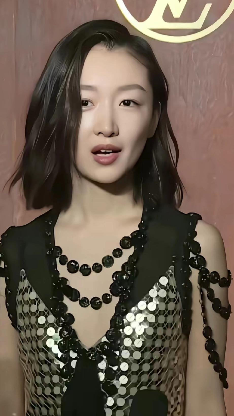 周冬雨真的好瘦呀，瘦的一马平川了，可是她走红毯时总用手捂着前胸，别人捂着胸是怕走