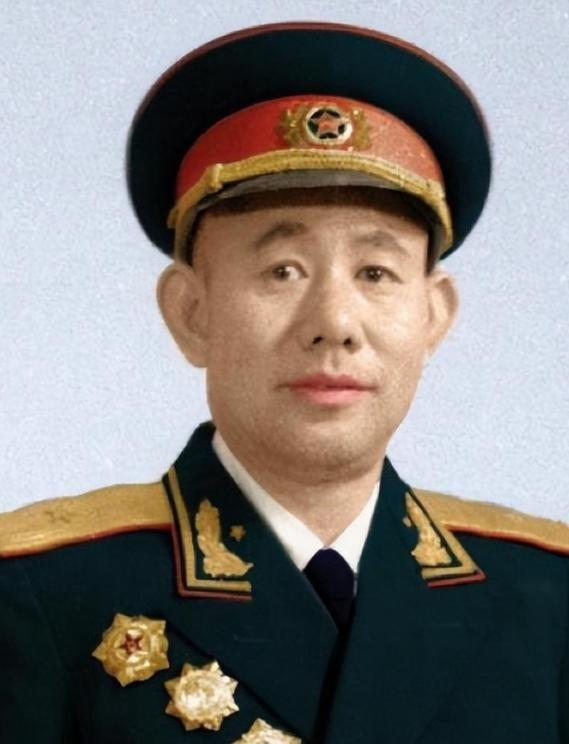 1951年，一群志愿军在撤退时，猛然发现眼前狭隘的山谷中，竟出现了成千上万个美军