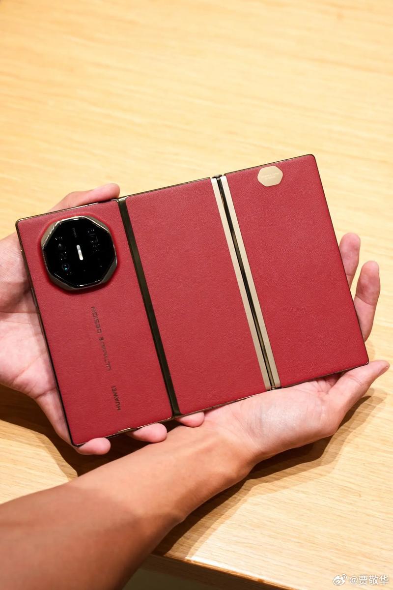 有粉丝提问，三星的三折叠屏手机发布3个多月就停产了，华为三折叠屏手机发布了2代，