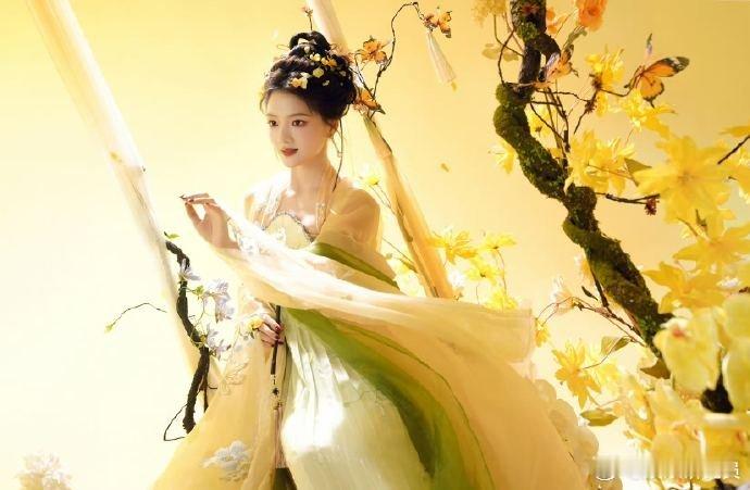 任敏古装花仙子造型  任敏在网络春晚上的一袭古装，犹如花仙子降临人间，温婉与灵动