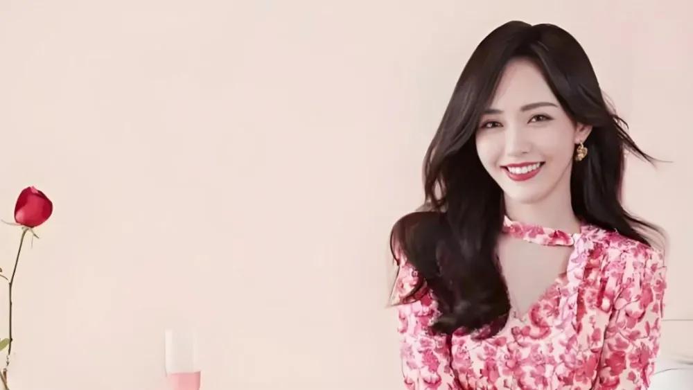 唐嫣高奢之路：人情背后的代言之战

唐嫣如今获取高奢资源，似乎离不开人情的助力。