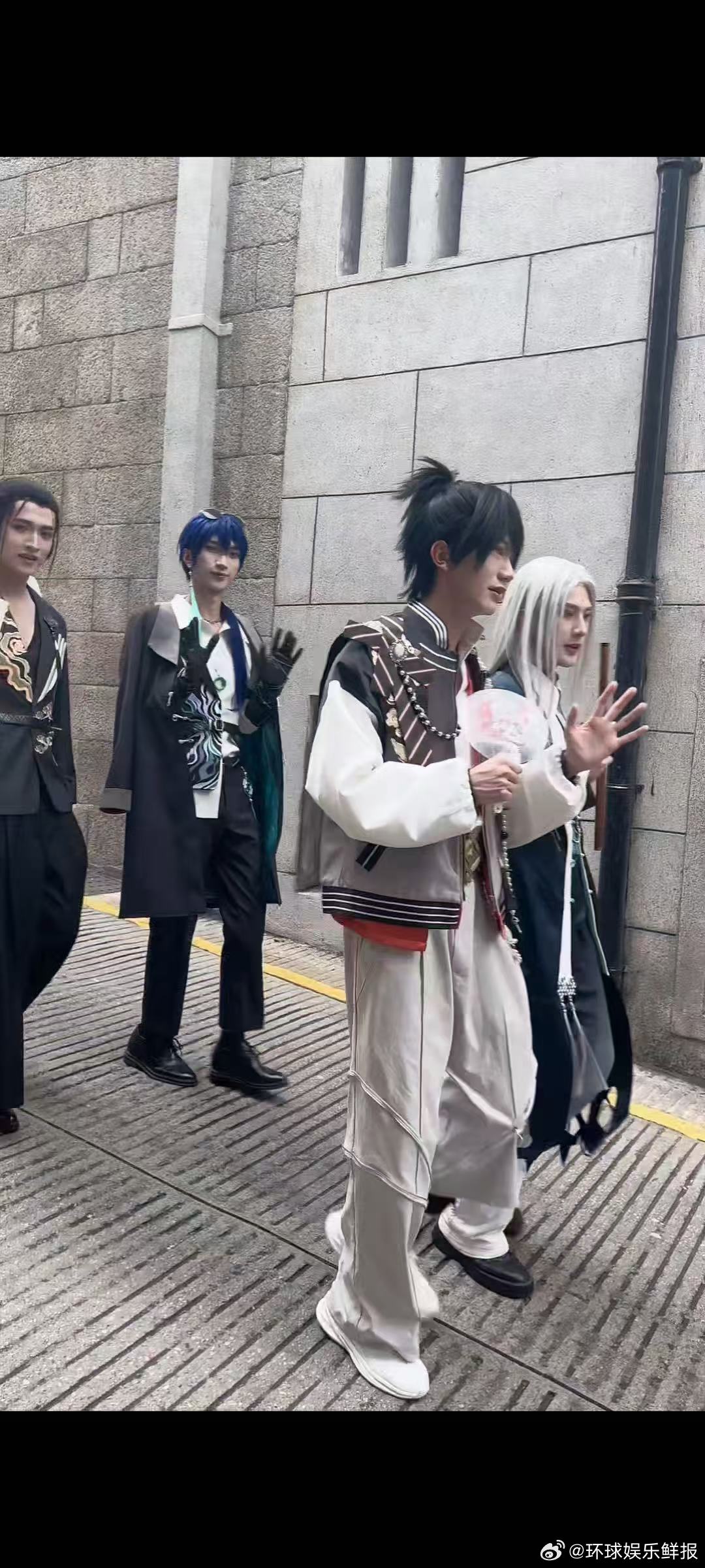 最会媚粉的男团来了 异人男团宠粉技能拉满！澳门痛城巡游现场，四位coser和粉丝