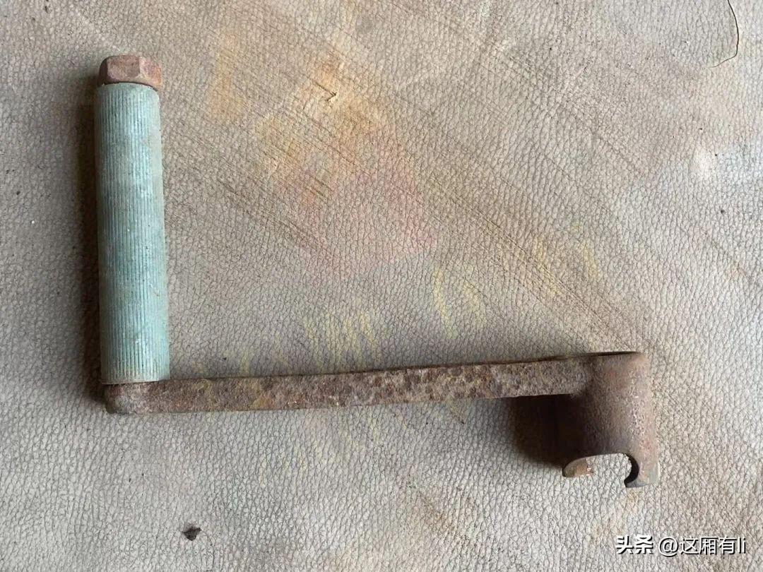 农村老物件,你家还有保留吗?
锈迹爬满铁架，磨纹裹着旧握柄。
早年家家离不开的小