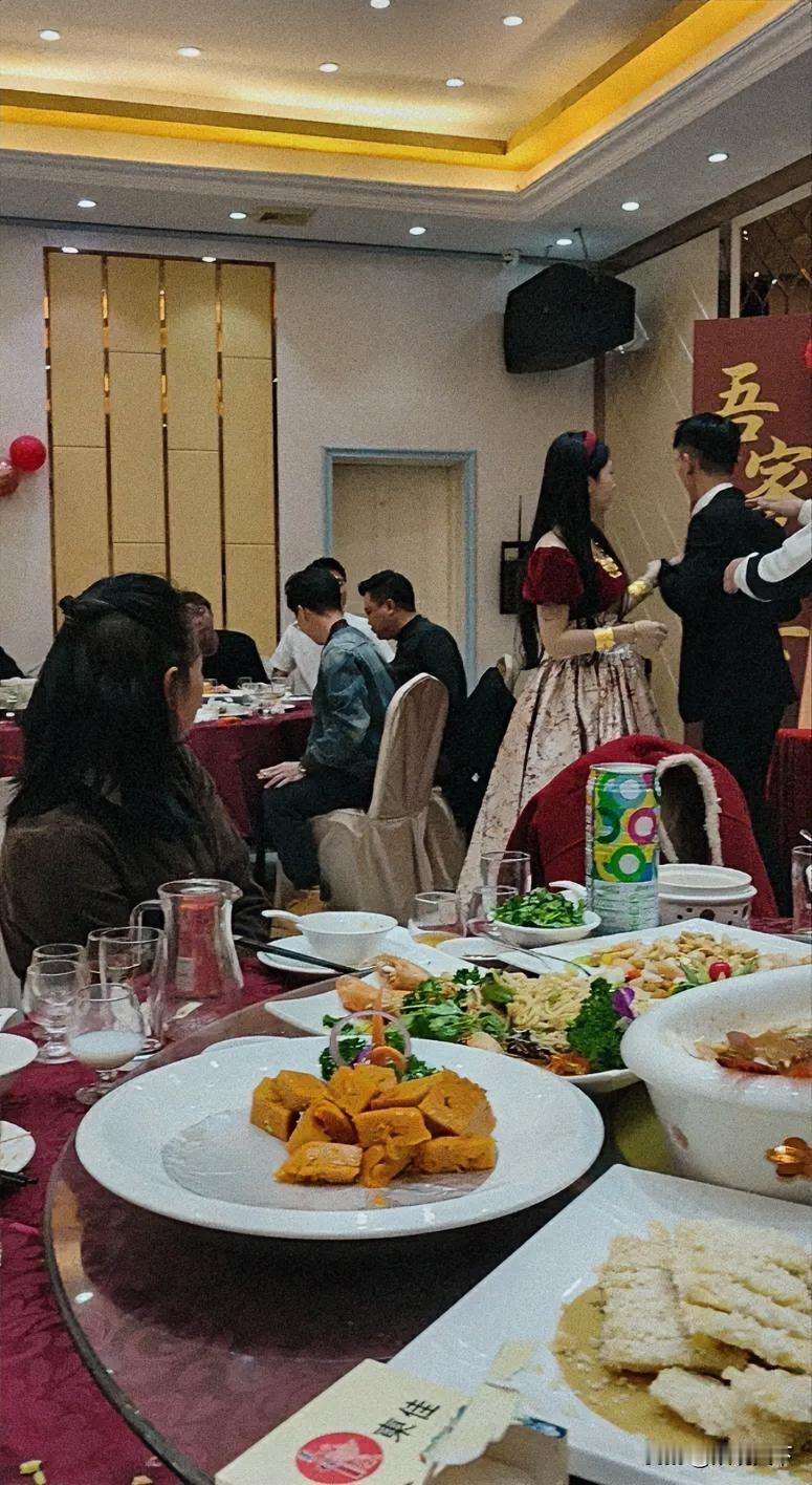 一进宴会厅就被这氛围拿捏了！红桌布配亮堂的灯光，桌上满满当当的菜看着就香，还有那