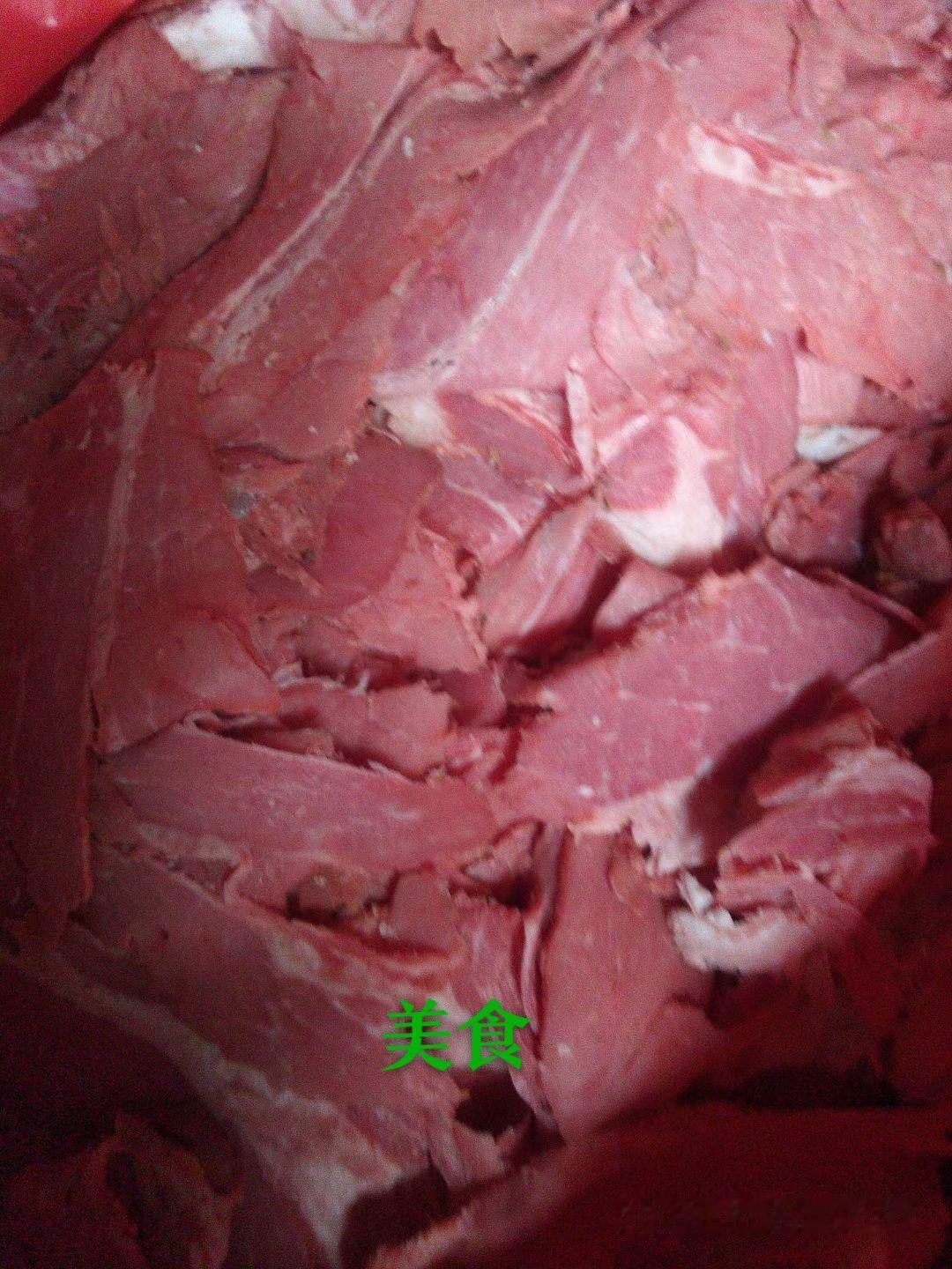 一盘酱牛肉，
两杯葡萄酒。