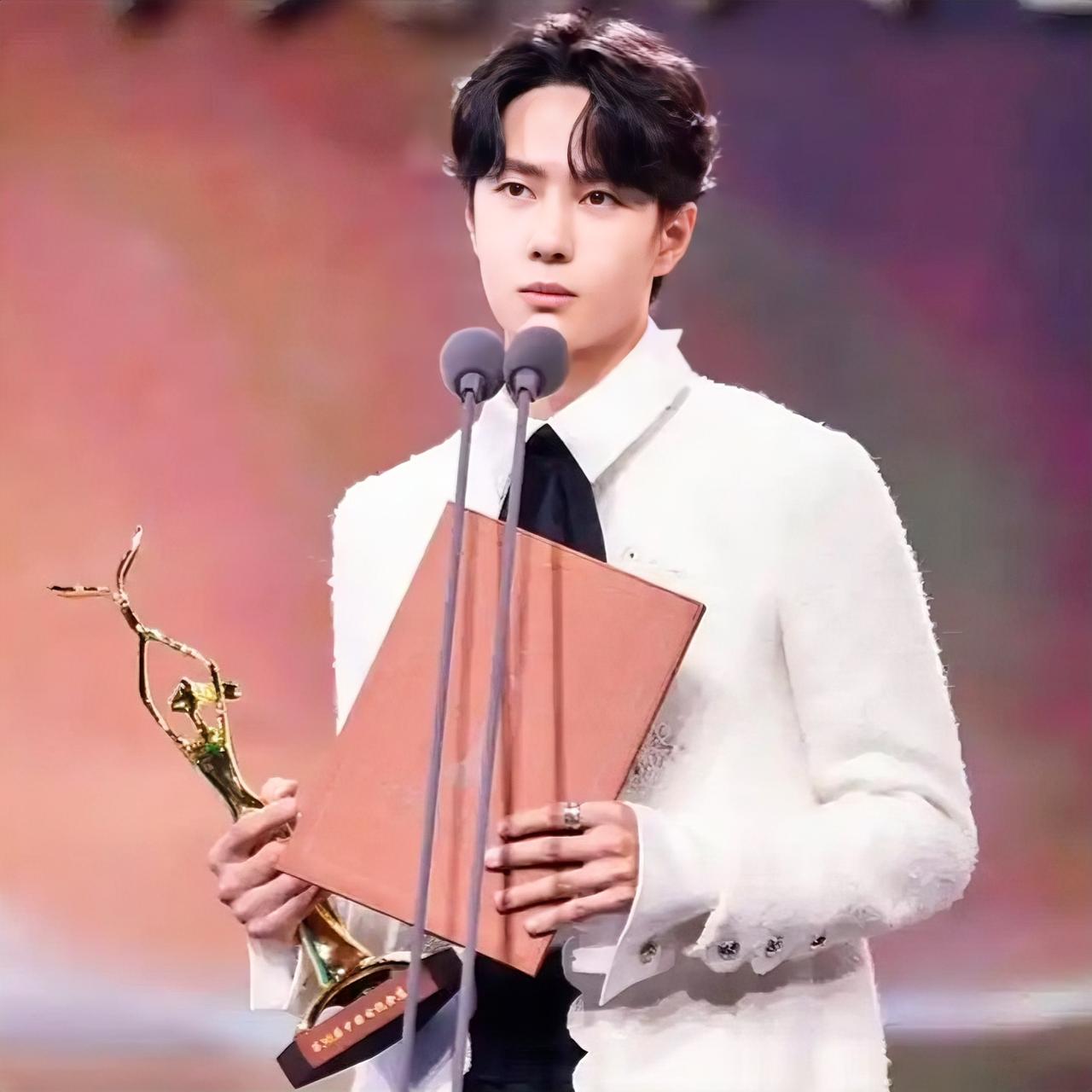 王一博，1997年生于河南洛阳，内地演员、歌手，同时也是职业赛车手。
2014年