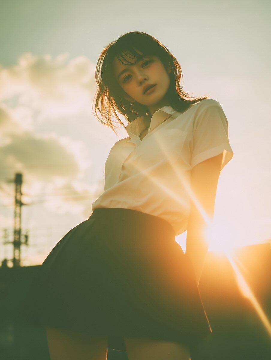 窗帘没拉严，夕阳就从缝里溜进来，裹着她肩颈的弧度，像块融化的黄油。

吊带是浅米