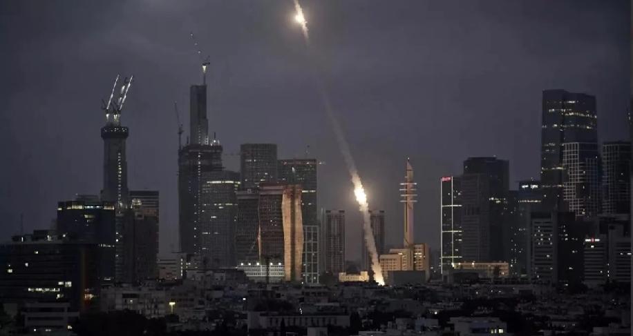 当地时间3月2日，伊朗伊斯兰革命卫队出手，对着以色列发起了第十波导弹打击，这次用