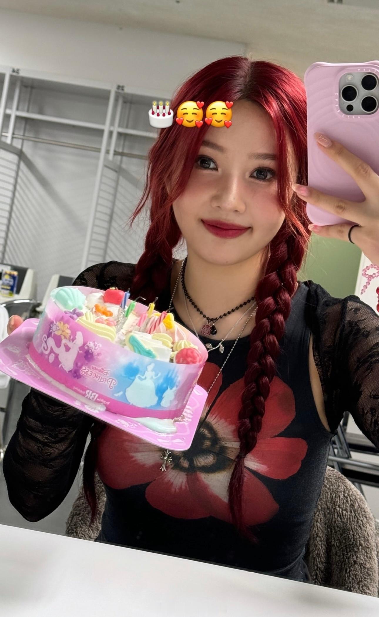 #朴秀荣# joy九妹的生日🎂在工作中进行的她好适合红发 ​​​