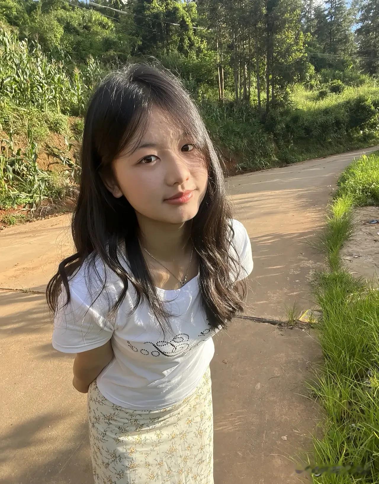 乡村女孩的日常  
清晨露珠未干，  
山间小道，脚步轻快。  
没有喧嚣，只有
