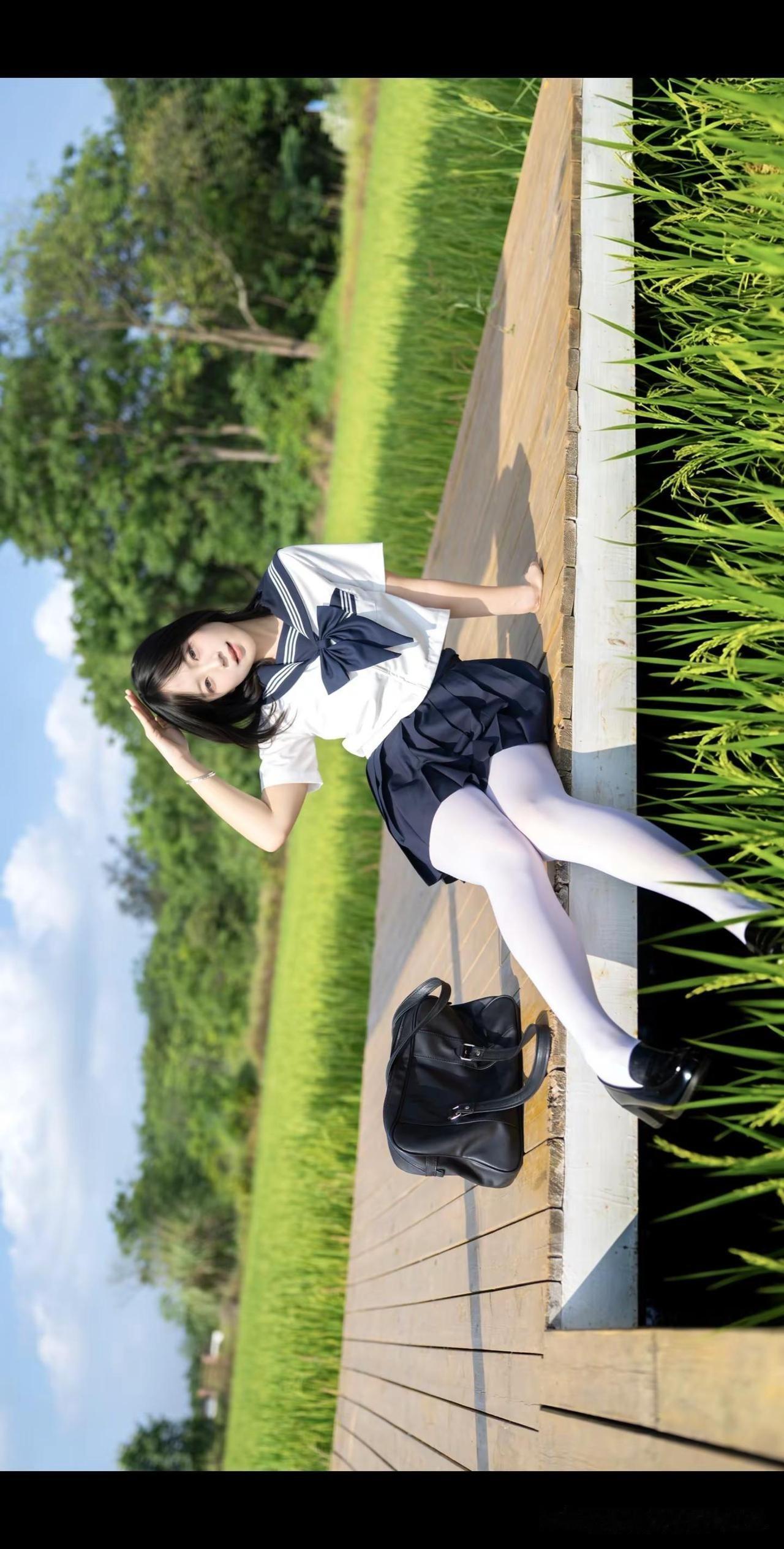 青草连天碧，少女倚木桥。青草悠悠风景好 木桥上的小可爱 水边荡秋千 绿荫木桥