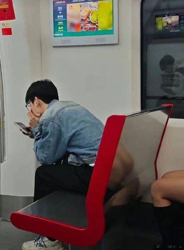 第一眼有人大庭广众光屁股！原来是反射[笑cry] ​​​