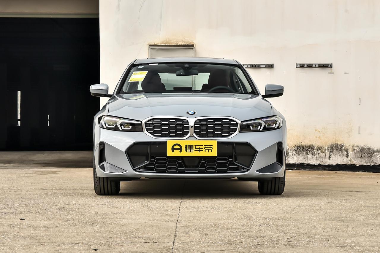 现在3系降价太猛，21万多就能拿下，但真不是以前那个硬邦邦的“驾驶者之车”了。座