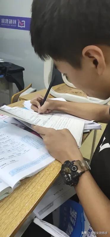 平时在班里中等偏上，主科里语文英语还行，数学偏科得厉害，每次考试都能拉个二十分的