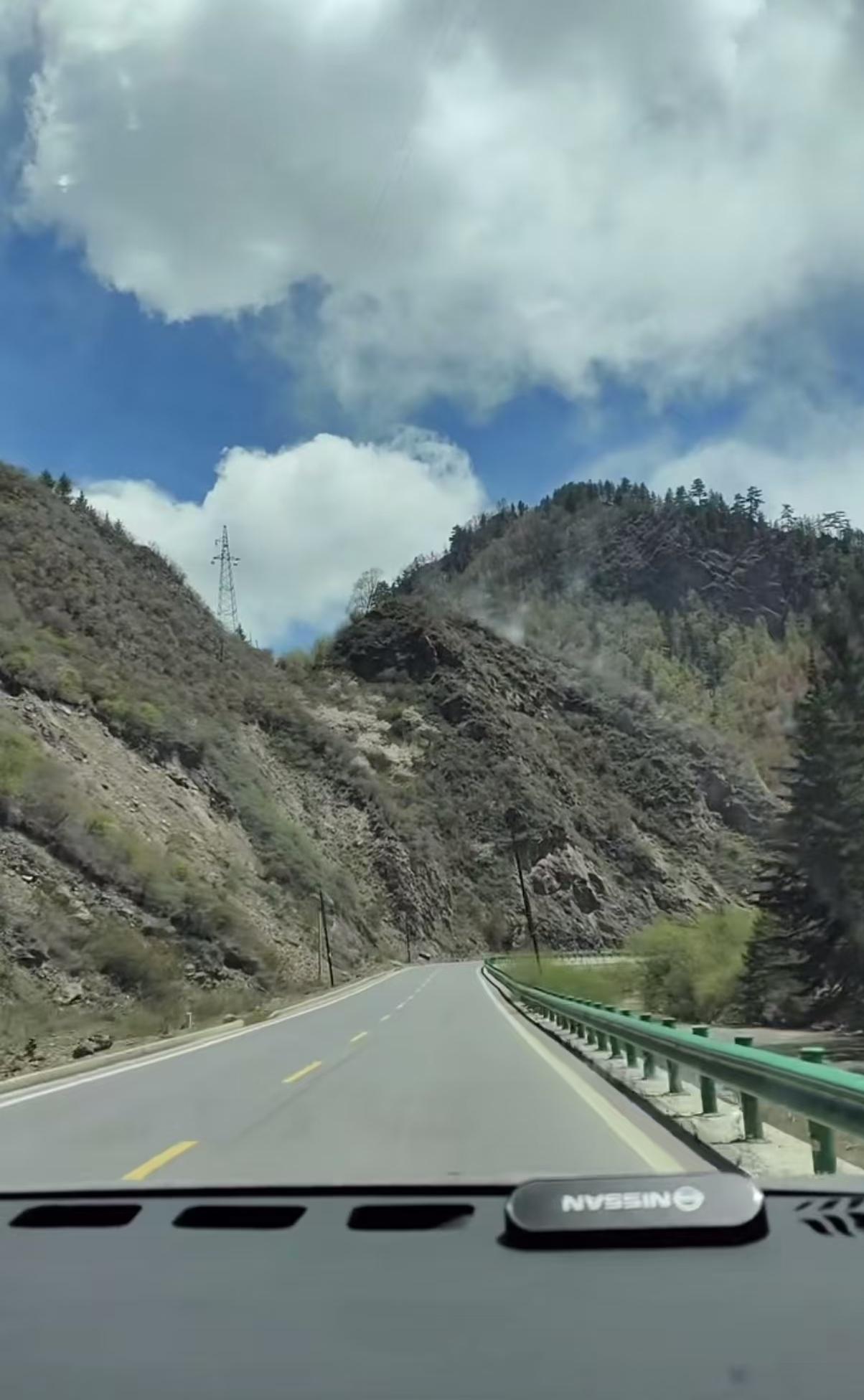 自驾穿越山间公路，风景如画，心旷神怡！🚗🌲🌞一路上，阳光透过树梢洒下，形成