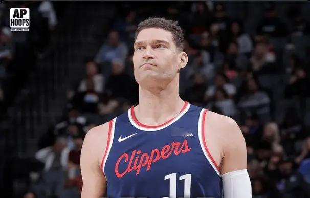 今日据船记FlyByKnite透露，一位来自快船内部的消息人士认为，布鲁克-洛佩