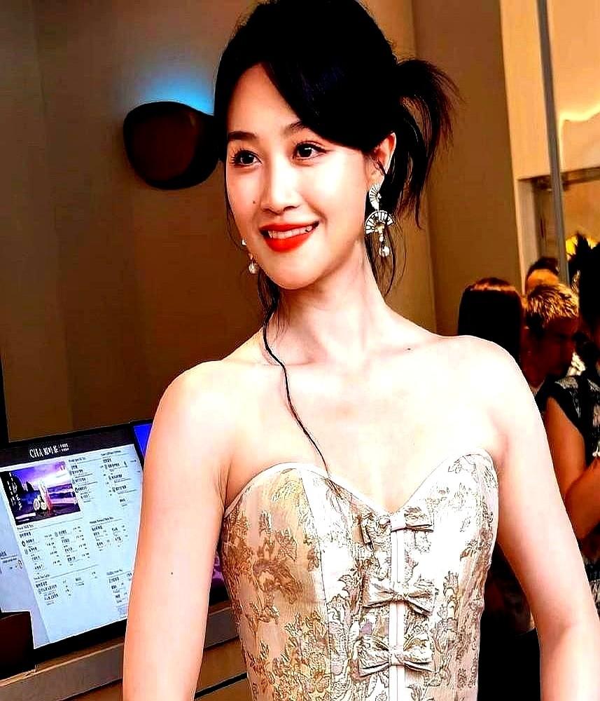 当年被全网嘲“用力过猛”的蓝盈莹，如今闷声拿下了好几部大女主戏。

当初在节目里