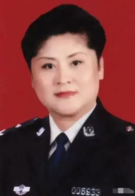 1988年郑州，女警王玉荣结束卧底任务未换警服，遭两名壮汉强行塞进出租车，脖子被