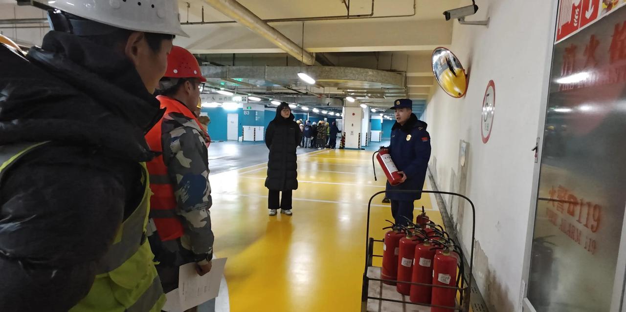 北京王府井这边，消防救援站最近联手街道和派出所，下大力气抓建筑工地的防火安全。工
