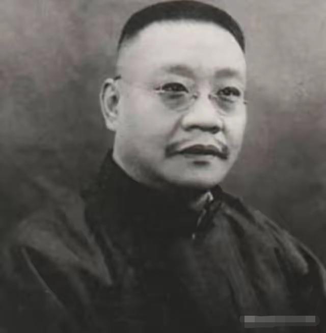 1879年浙江巡抚谭钟麟午睡之后，路过丫鬟卧室时与之发生关系，而就是这一次丫头便