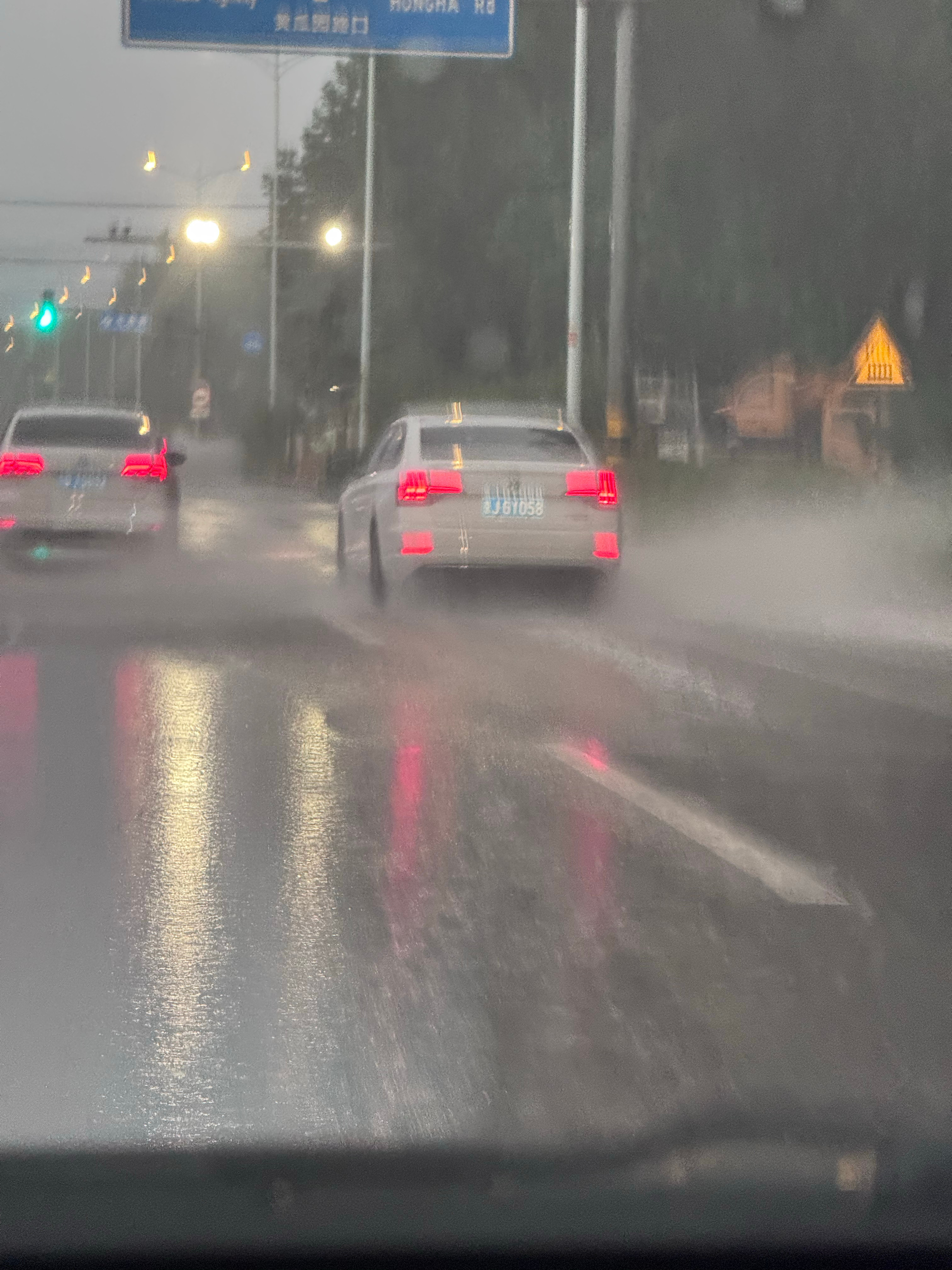 突然意识到开车上班花销很大加油的时候  买个自行车下雨的时候  还是开车好