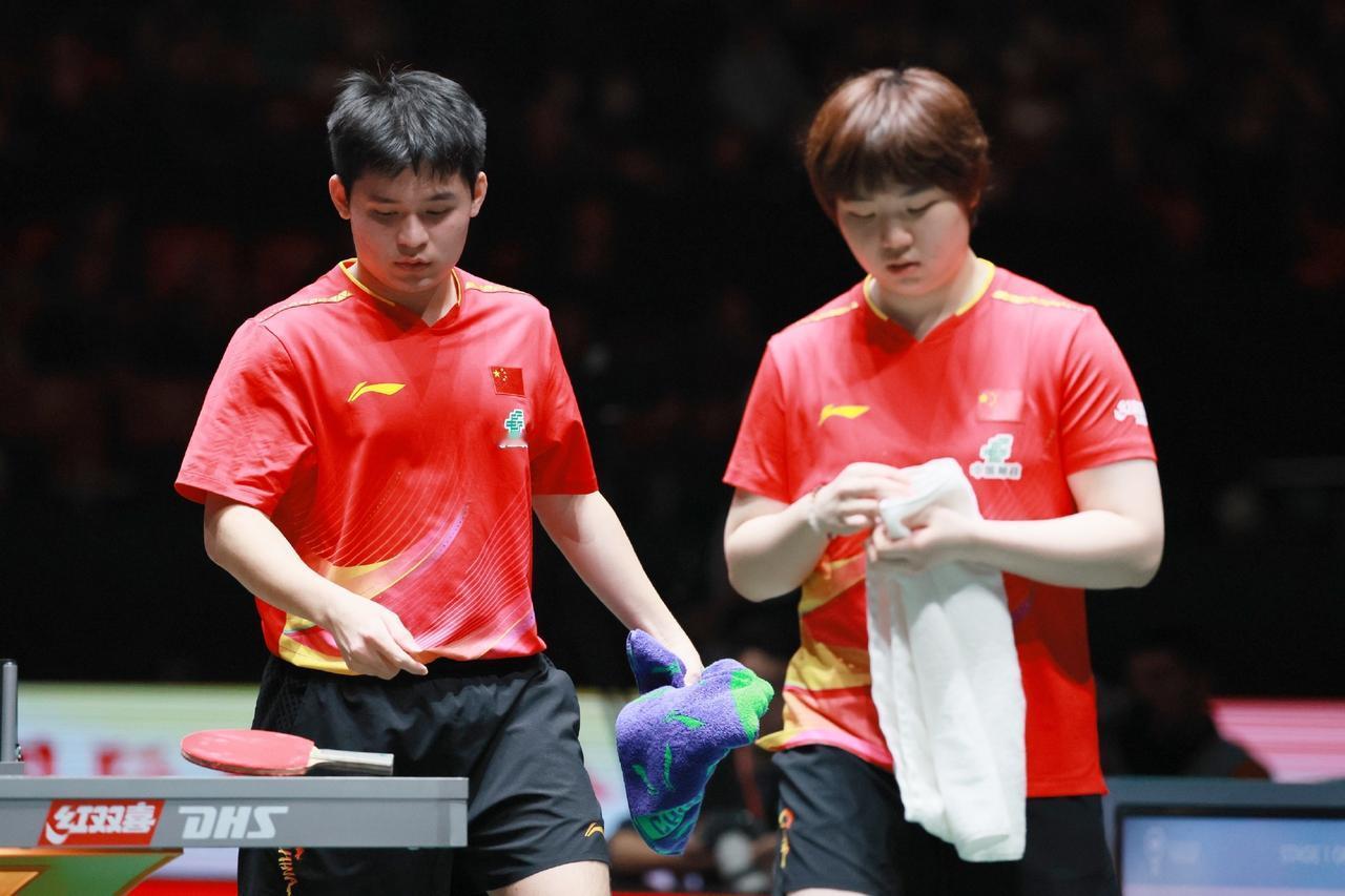 北京时间12月7日，混团世界杯半决赛，蒯曼丢局，第二局3-8落后，疯狂追分，追到