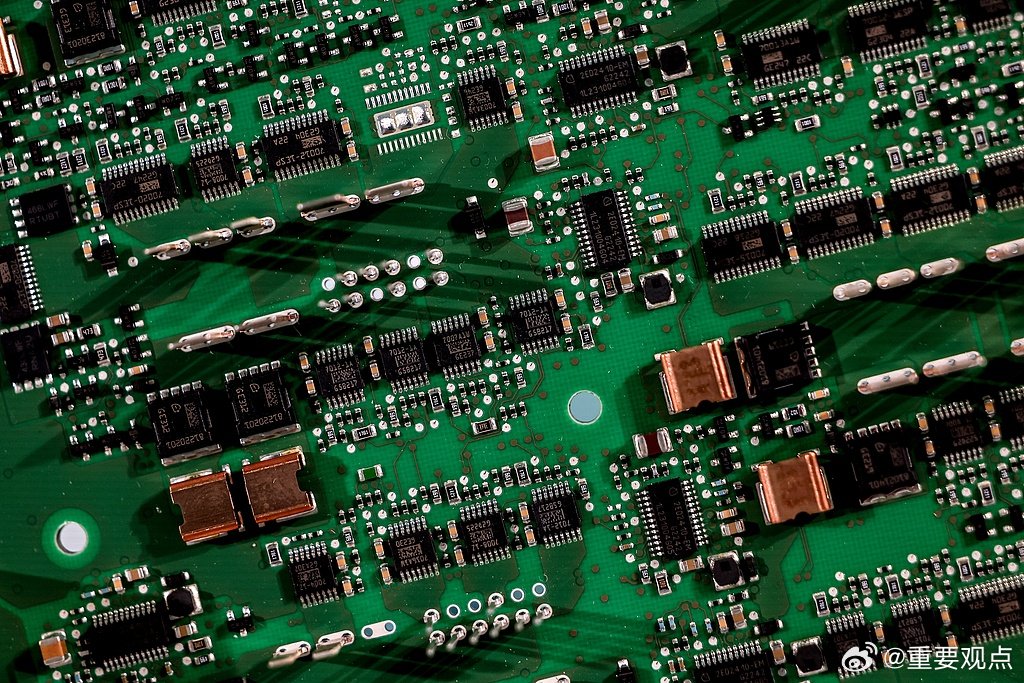 固态硬盘涨疯了一张硬盘能买3个PS5【1TB固态硬盘从500元涨至1000元】记