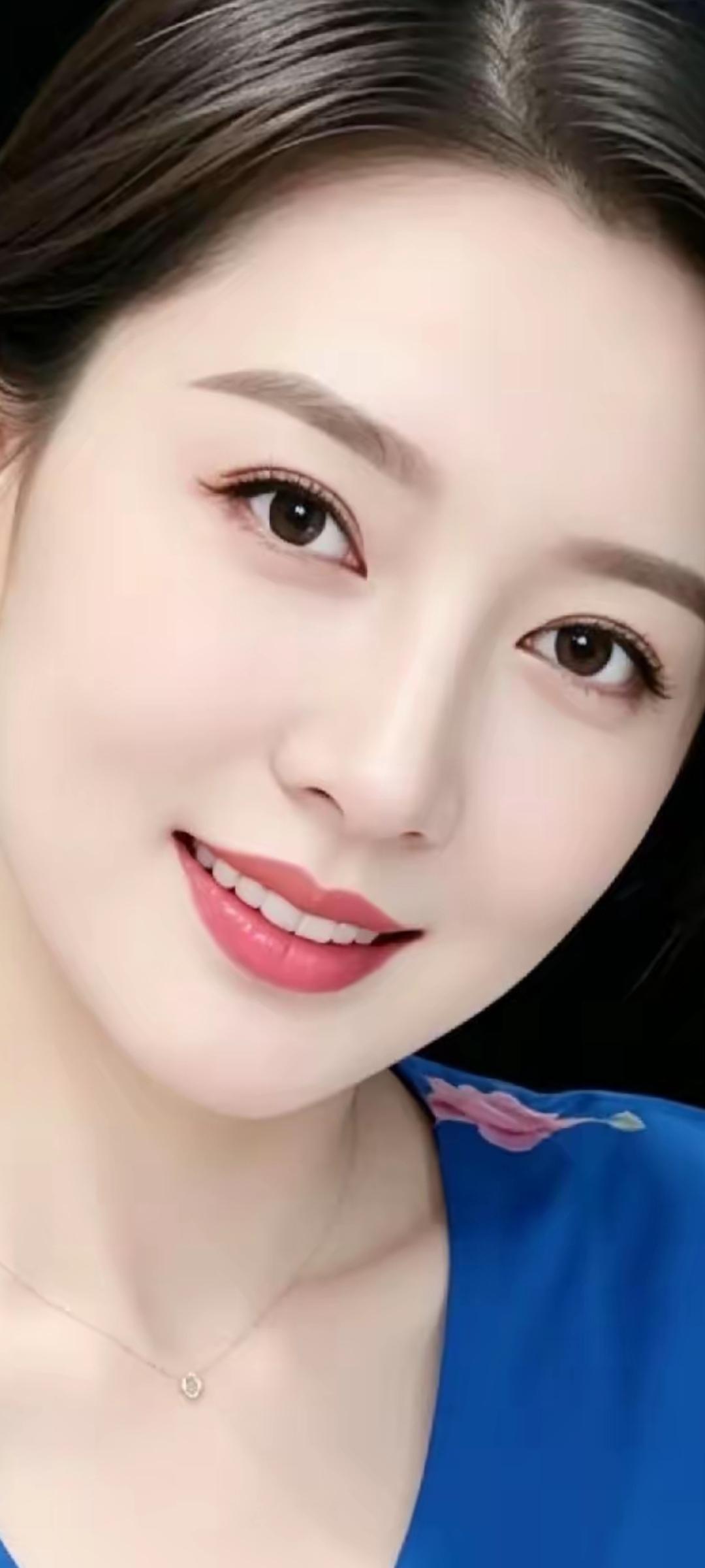 甜美微笑，蓝色连衣裙，清新自然，气质优雅。