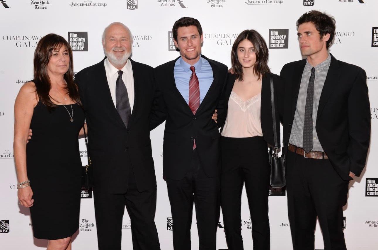 著名导演罗伯·莱纳（78岁）与妻子米歇尔·辛格·莱纳（68岁）32岁的儿子尼克·