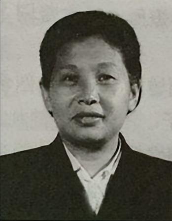1939年，女战士徐敏打算去如厕，突然被一壮汉抱到床榻上，对方迅速捂住了她的嘴巴