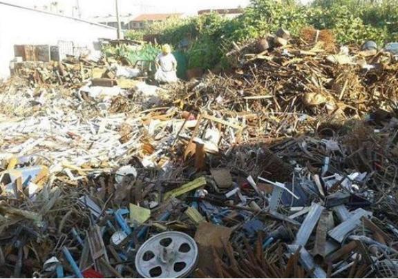 1998年，沈阳废品站老板用3毛钱回收了一块一斤多重的“铁疙瘩”，用水洗干净后转