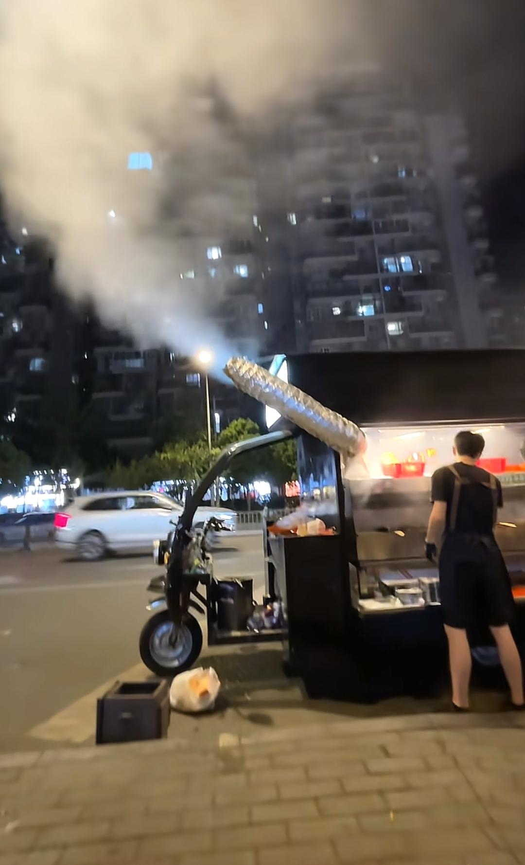 新规来了！从此告别楼下小吃摊在路旁排放油烟。
根据《中华人民共和国生态环境法典》