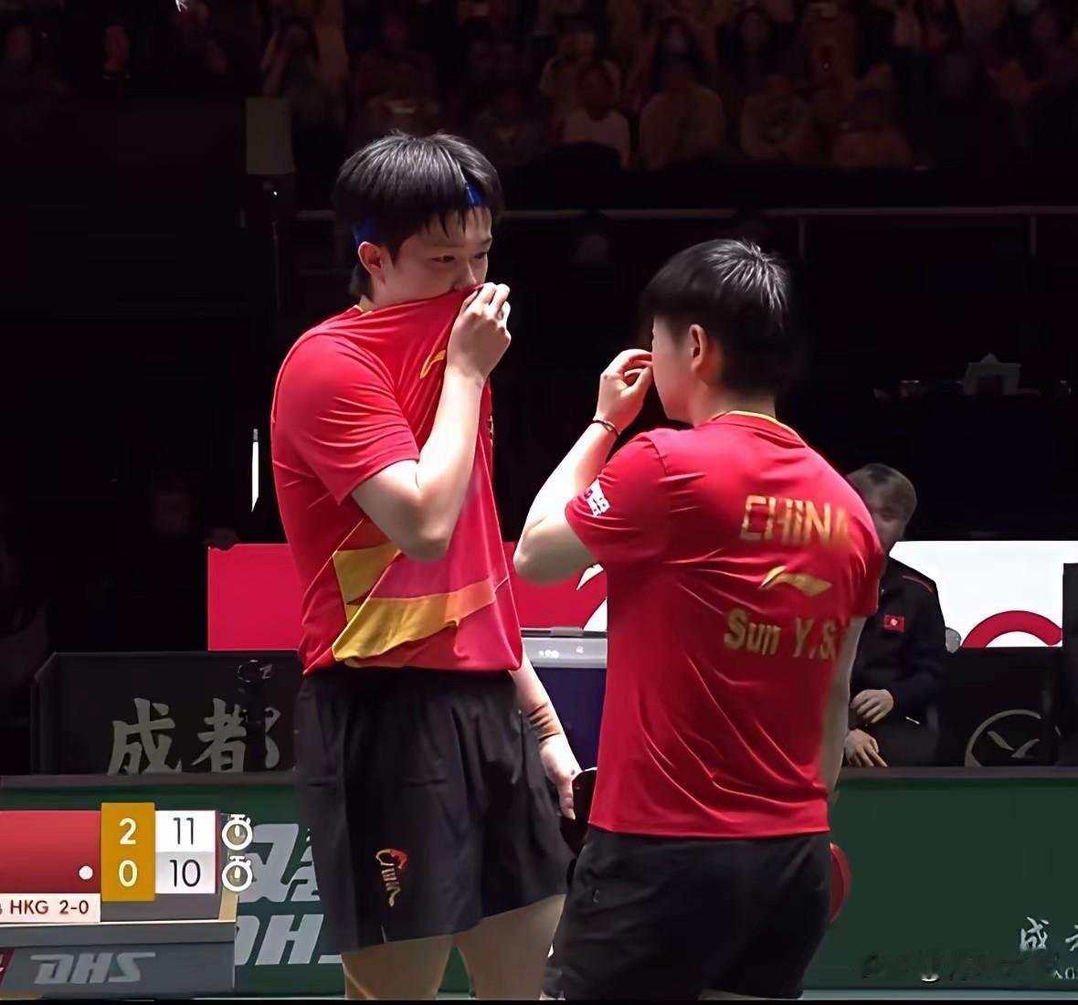 有网友问:王楚钦和孙颖莎说话，为啥捂住嘴巴？是不是口中有异味？

其实不是！
你